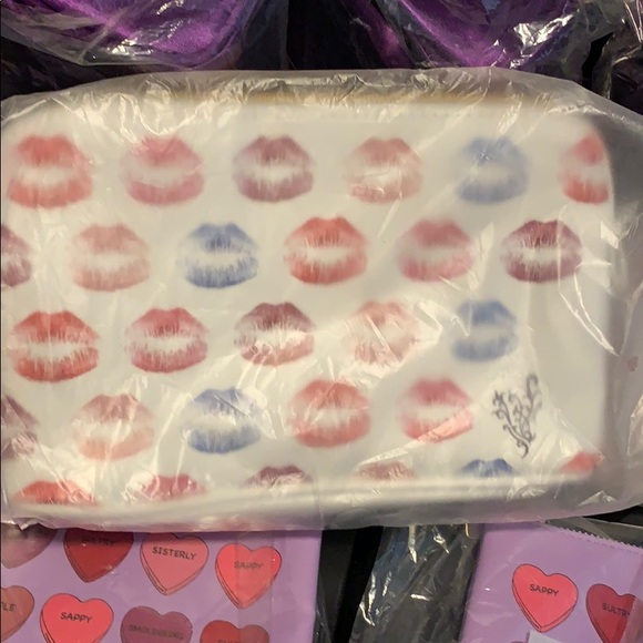 Buy 1 get 1 FREE Younique  Cosmetic bags - Picture 6 of 7